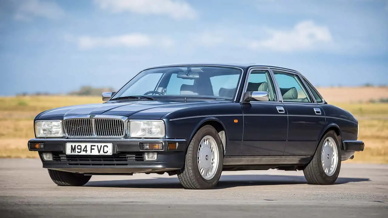 Вигляд збоку Jaguar XJ40