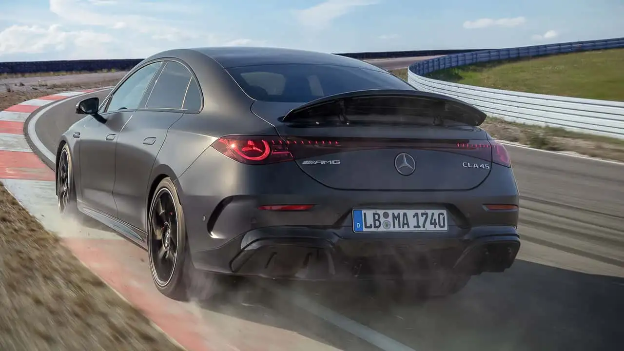 Электрический седан Mercedes-AMG CLA 45 - вид на открытой дороге