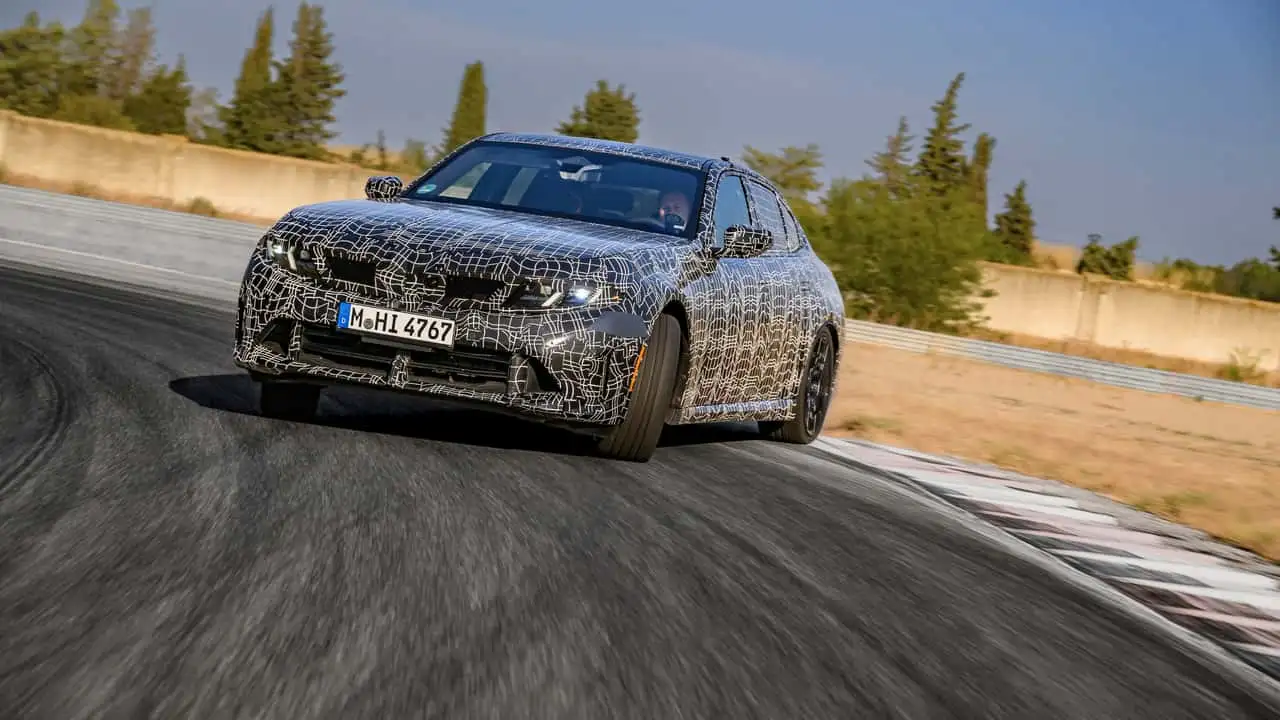 Камуфльований седан BMW M350 xDrive під час динамічних випробувань 21