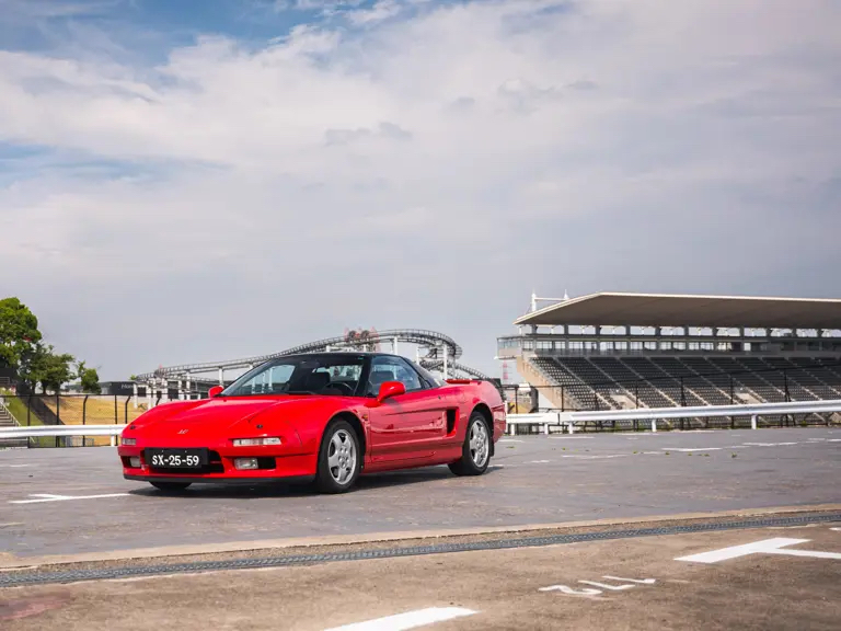 Honda NSX у величному міському пейзажі