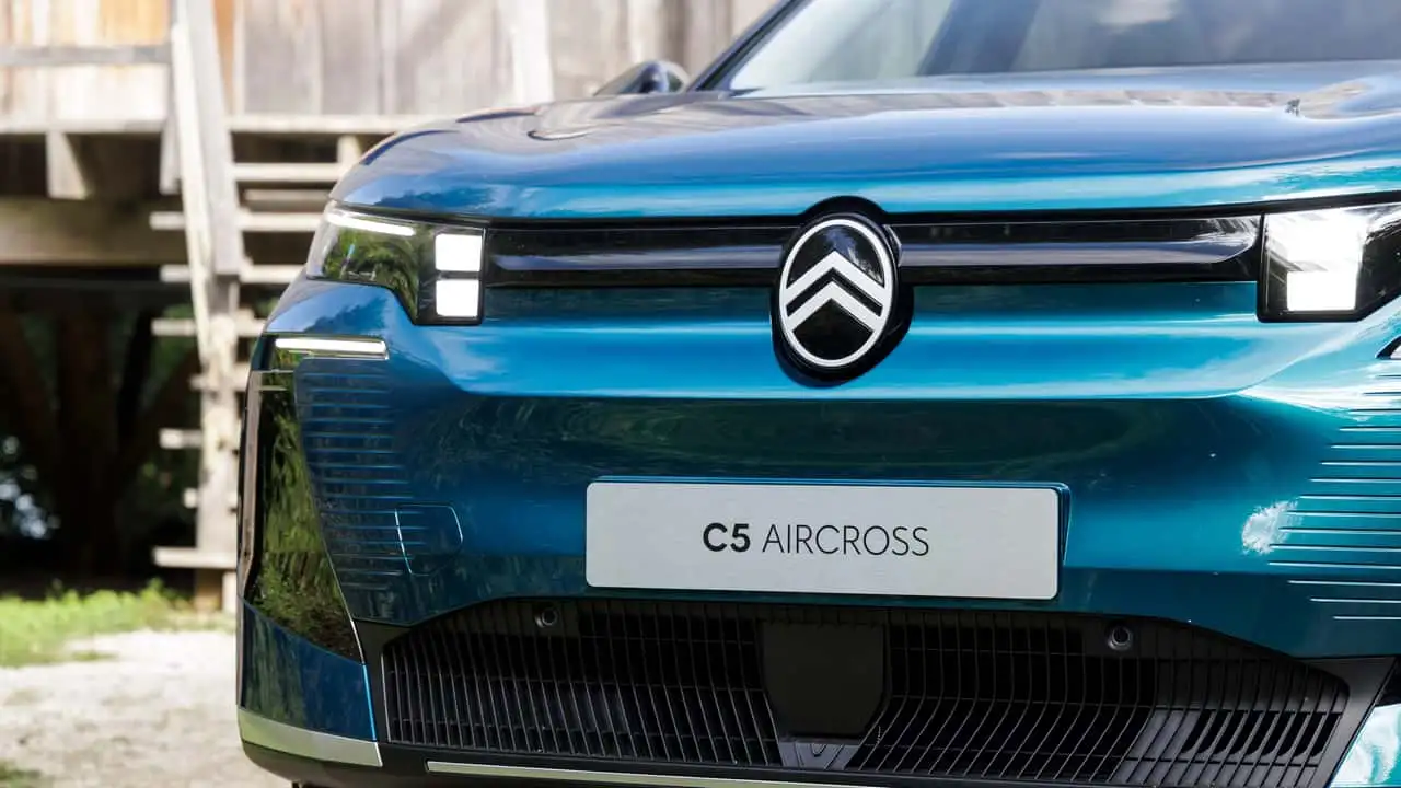 Citroen C5 Aircross Emeraude рухається дорогами