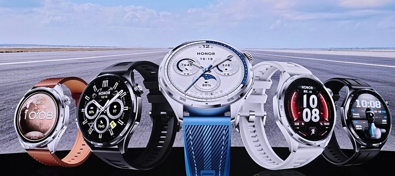 La montre est disponible en cinq coloris, dont Flying Blue, Racing Gray et Shadow Black.