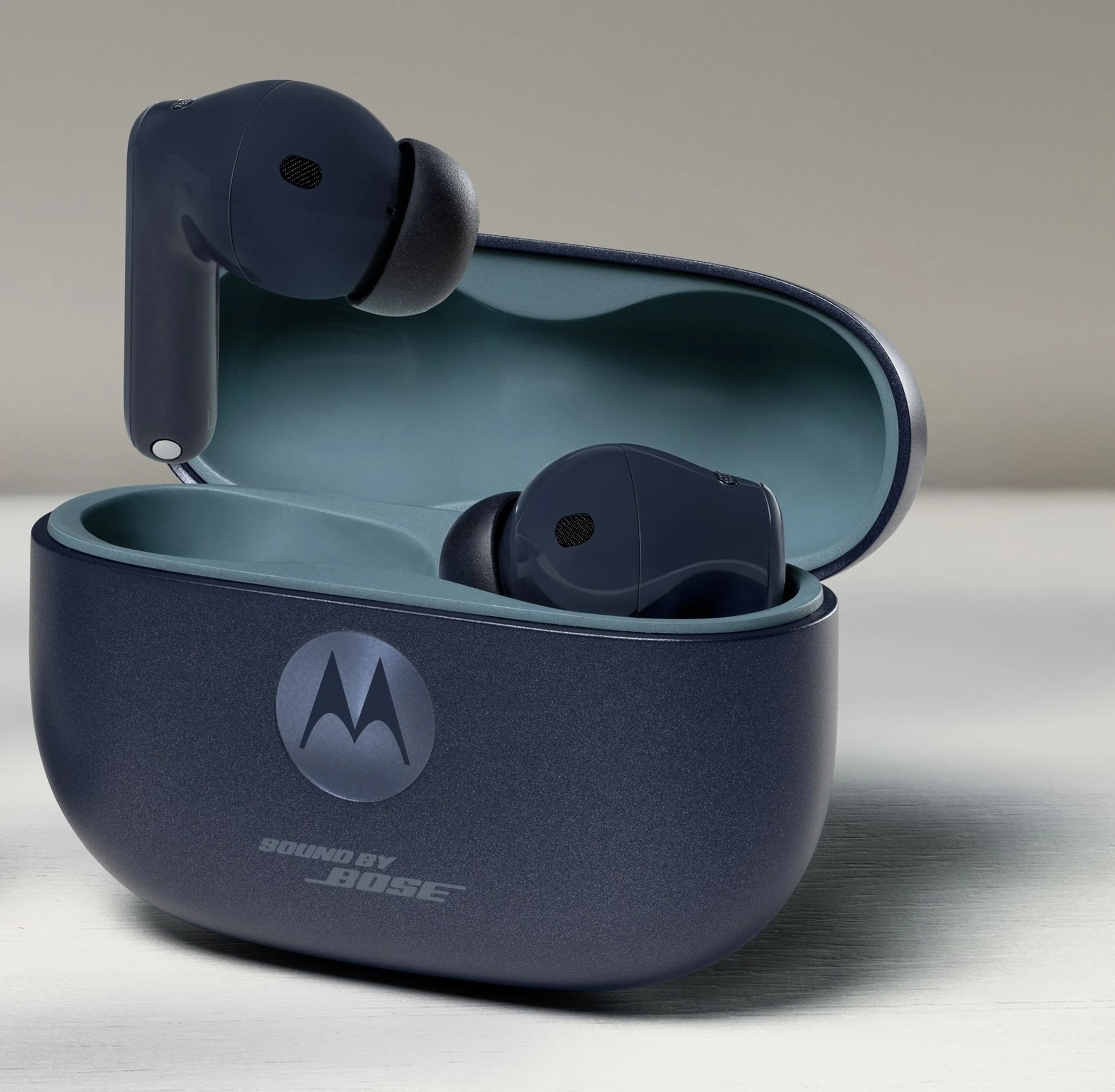 Moto Buds 2 Plus в черном цвете