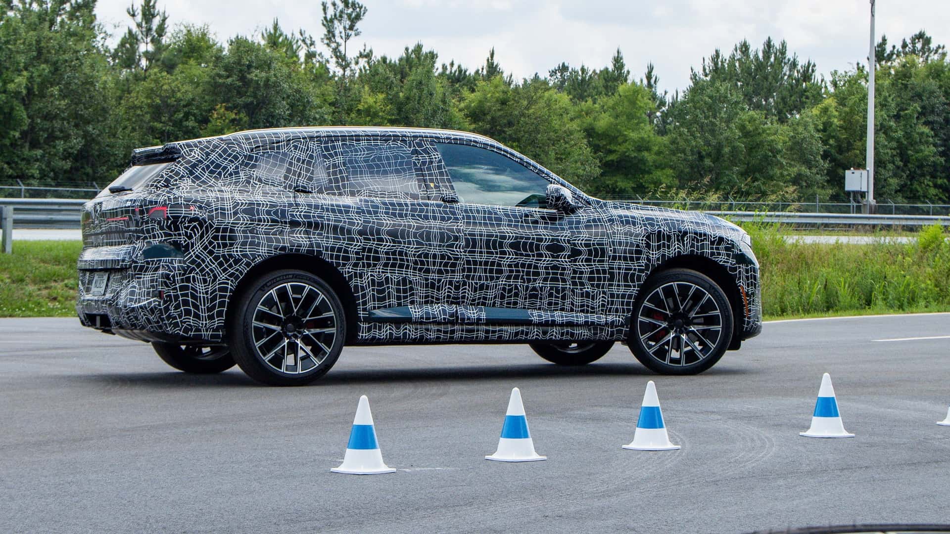 Прототип BMW X5 під час тестування на дорозі з поворотами