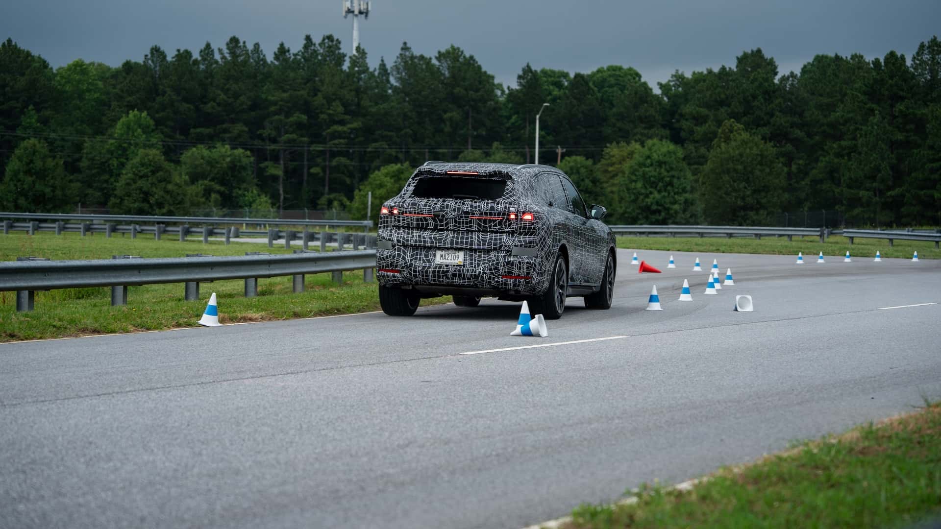 BMW X5 на тестах у пустелі за яскравого сонця