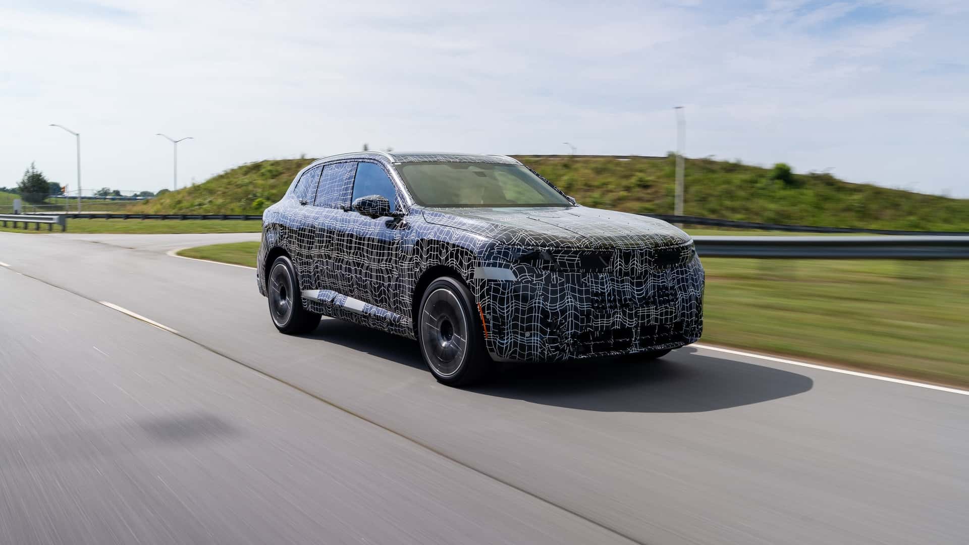 Випробування BMW X5 на сільській дорозі під час заходу сонця