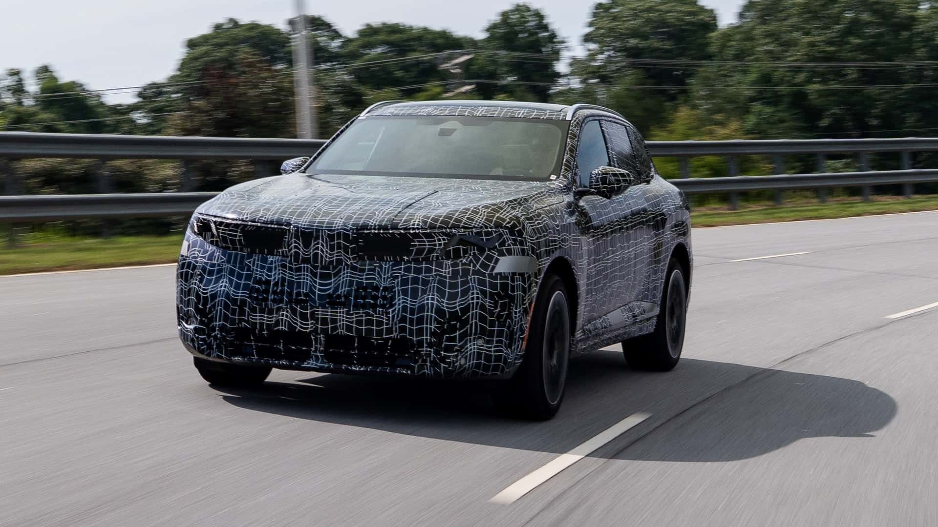 BMW X5 на публічних тестах у центрі міста
