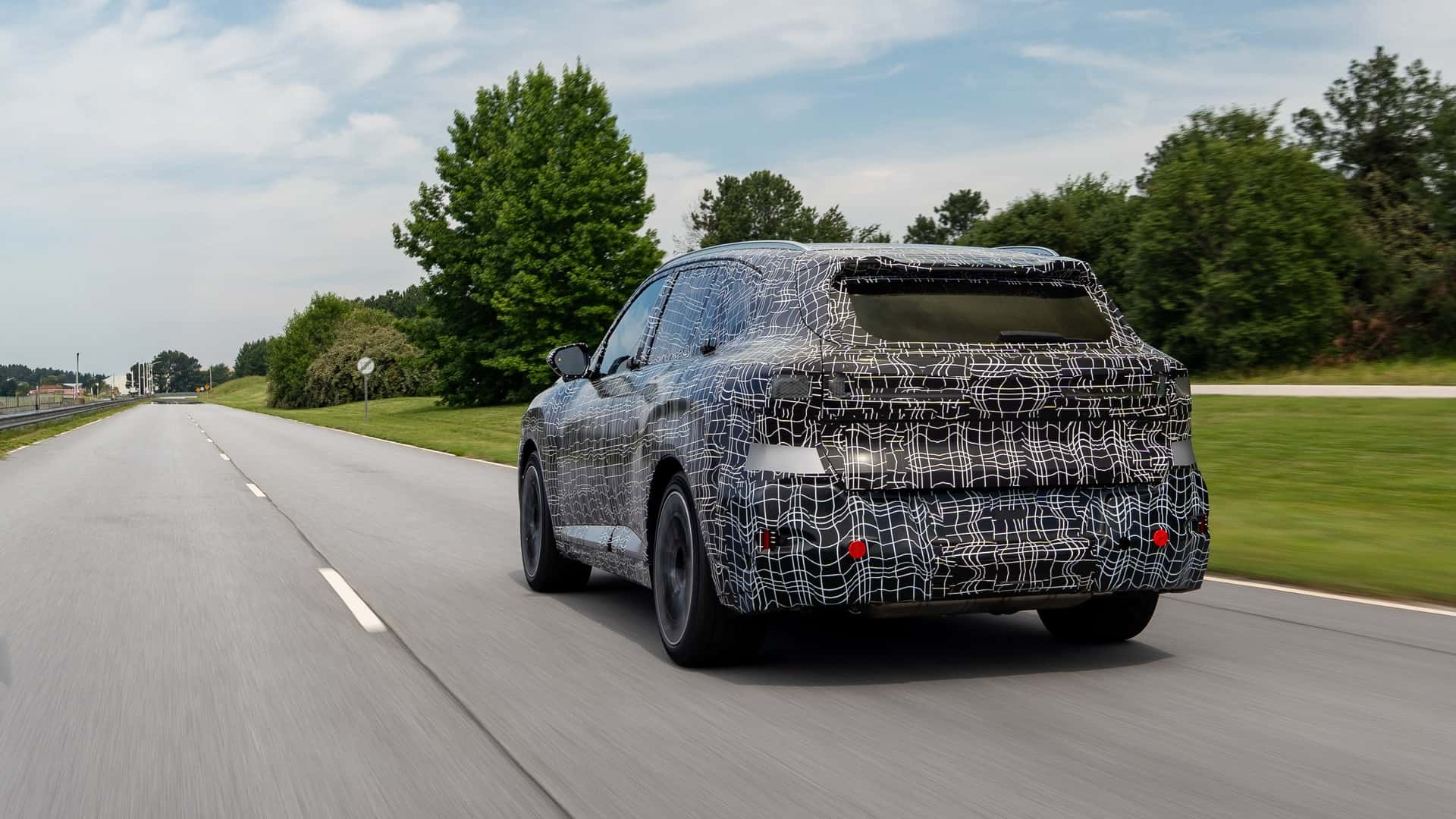 BMW X5 на автодромі під час швидкісних тестів
