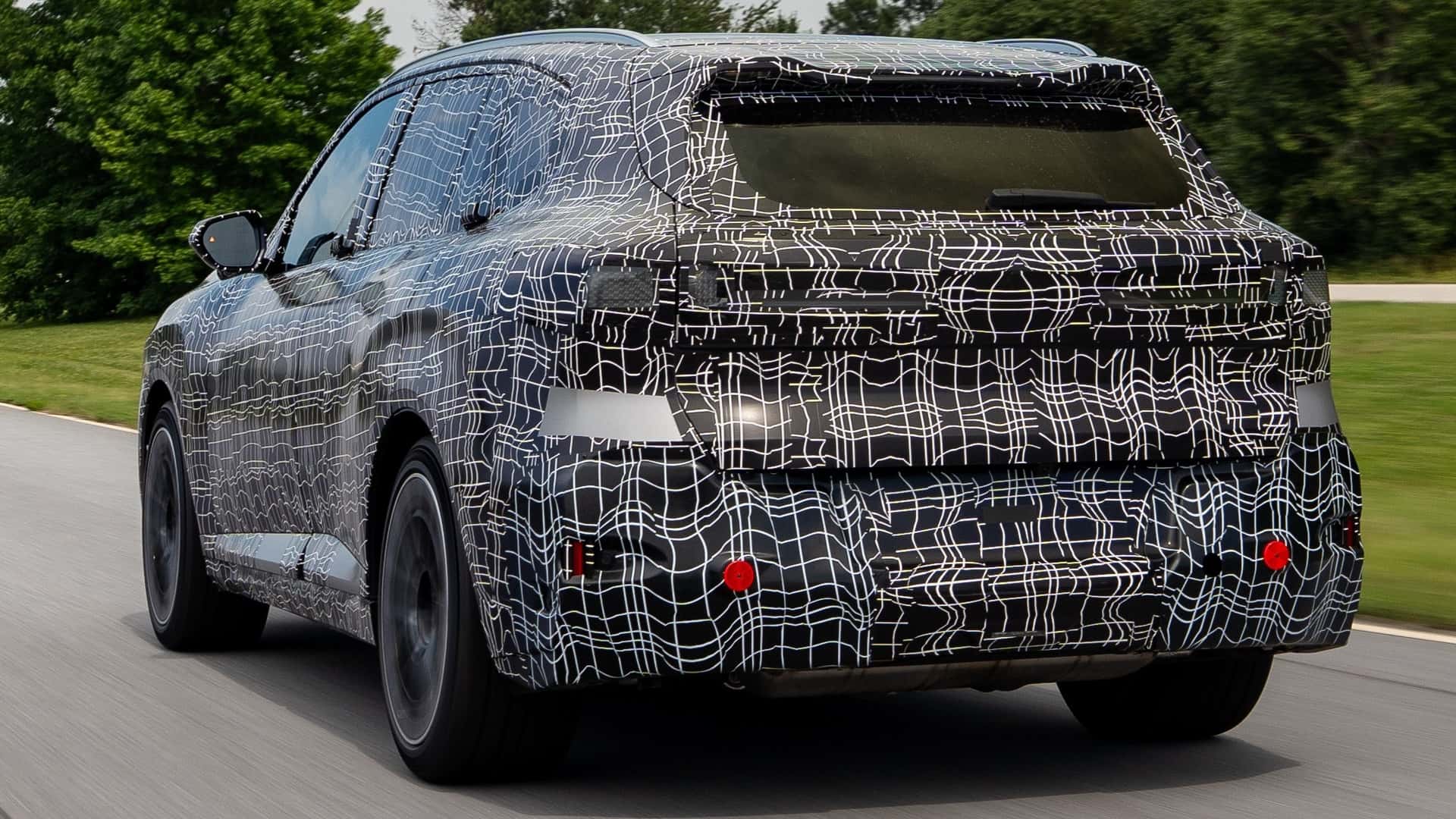 BMW X5 в русі на міській дорозі