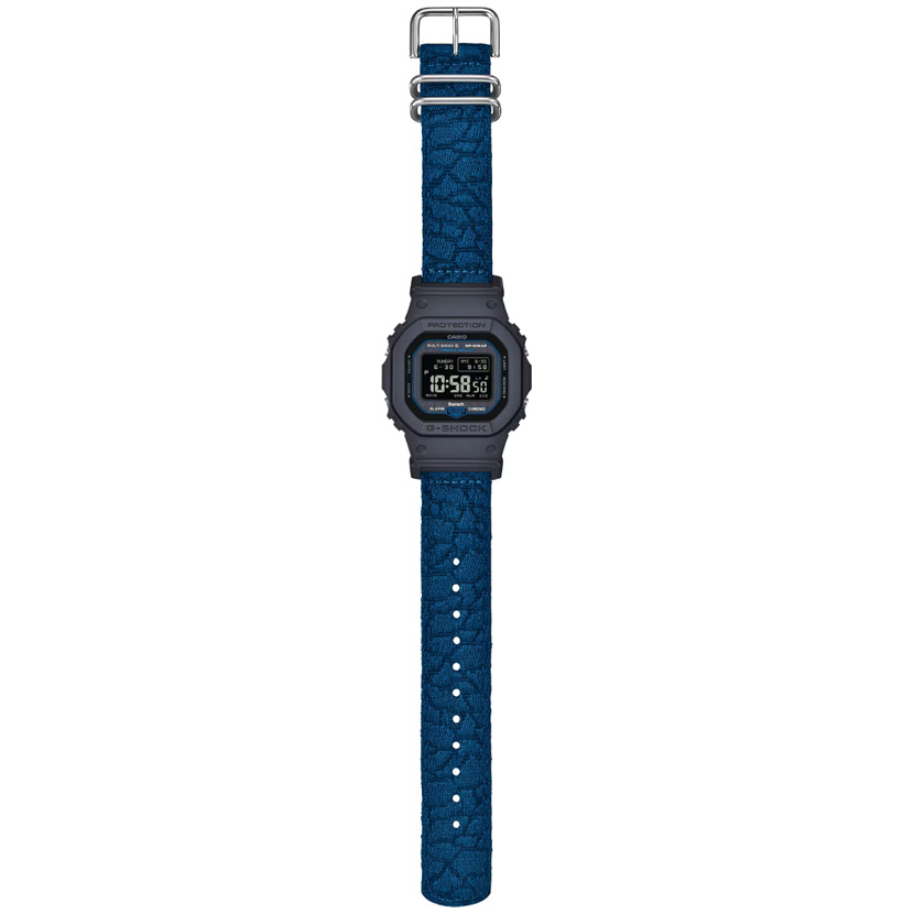 Casio G-Shock GW-BX5600CBG-2 на запястье