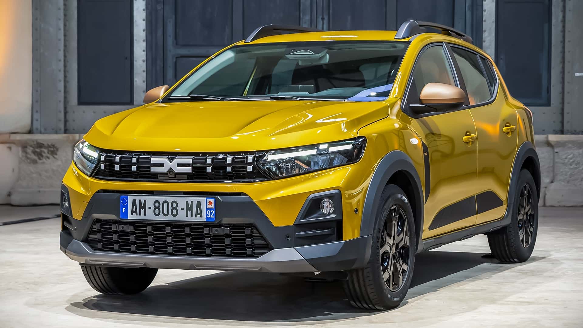 Dacia Sandero Stepway Hybrid 2026 вид сзади