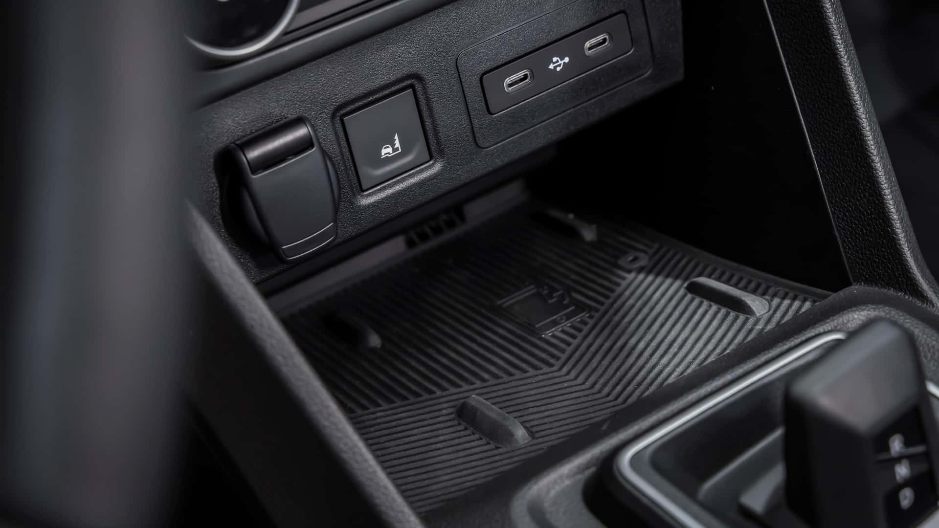 Лого на переднем фартуке Dacia Sandero Stepway Hybrid 2026