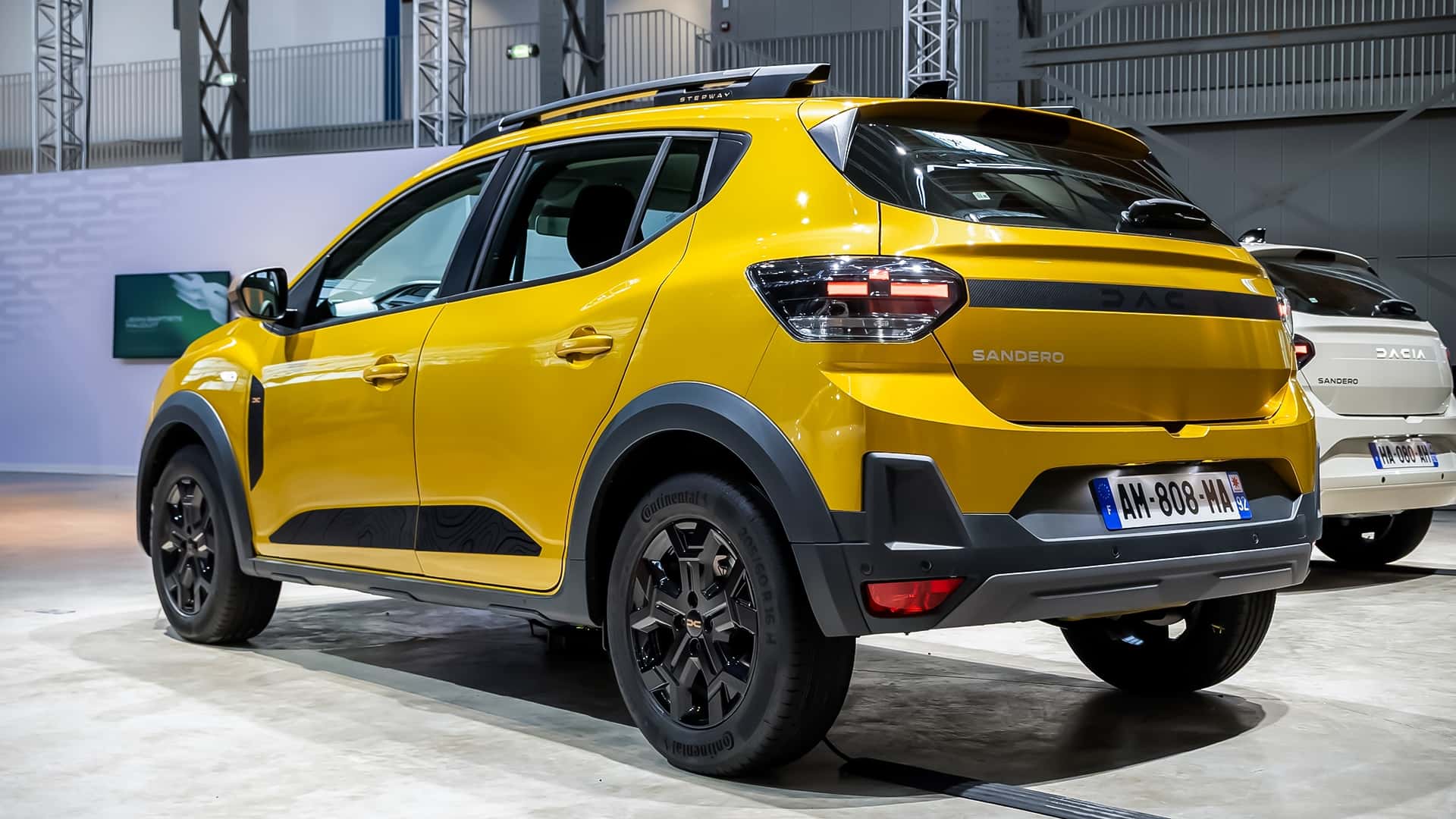Dacia Sandero Stepway Hybrid 2026 вид сбоку