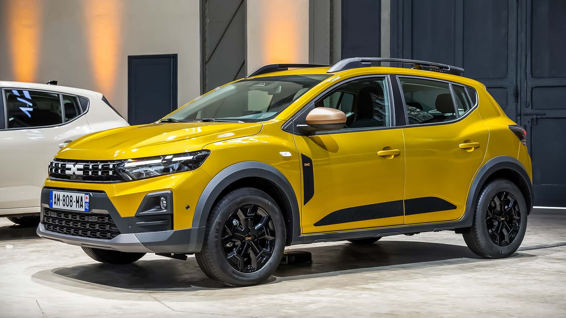 Передний вид Dacia Sandero Stepway Hybrid 2026
