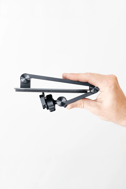 Le Desk Stand de Mechanism en position repliée, prêt pour le transport.