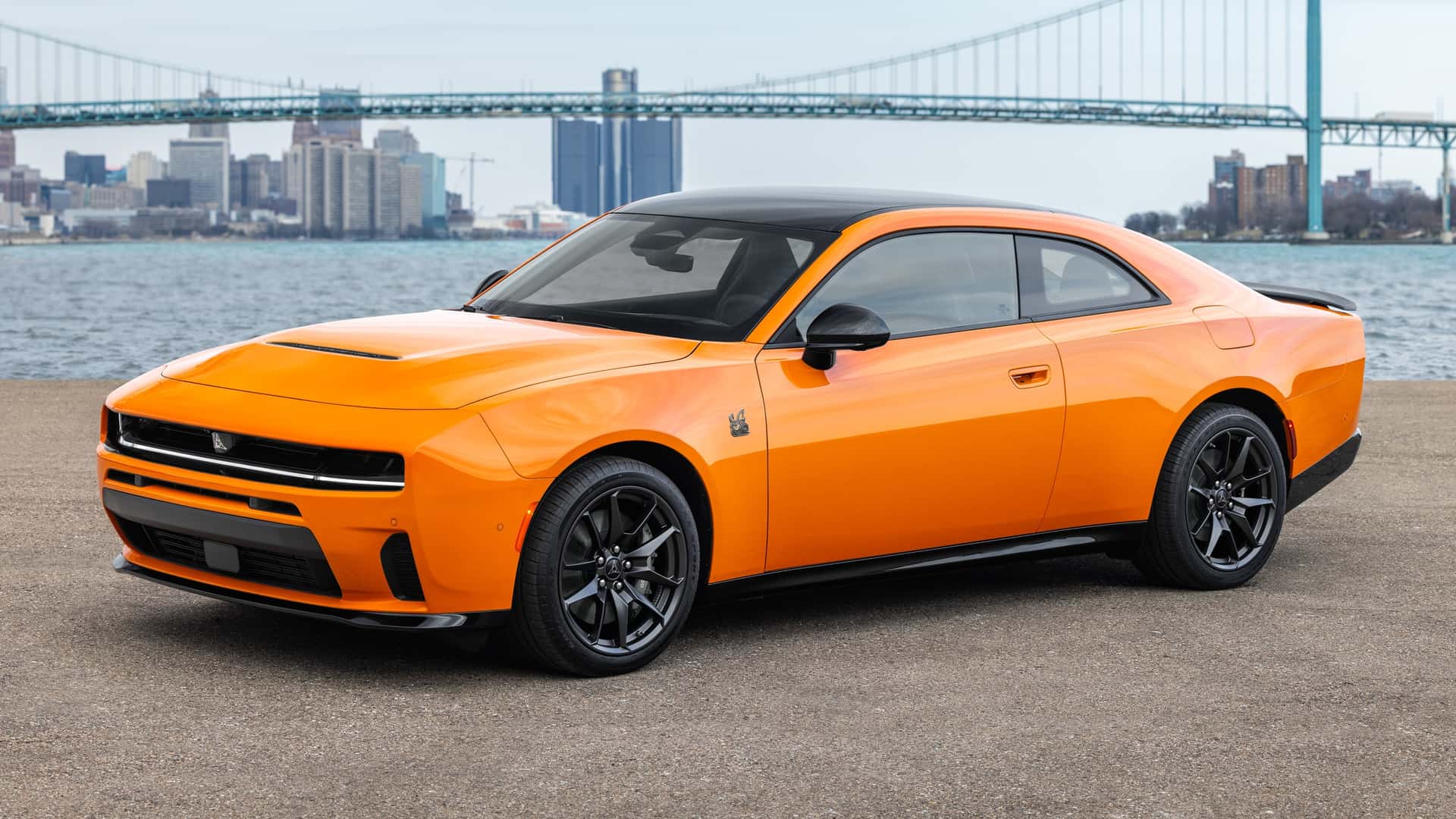 Вид спереду нового Dodge Charger