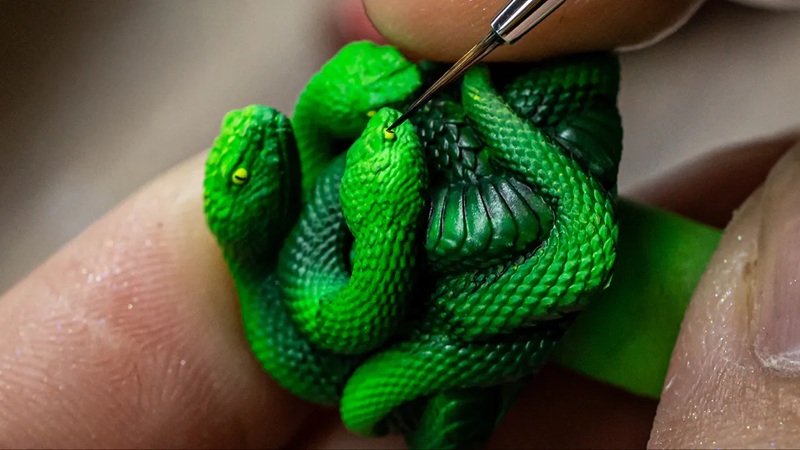 The 3D snake protrudes ~1.7cm above the key surface, blocking RGB backlighting entirely.