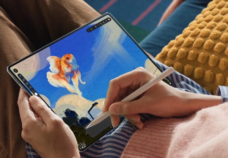 The PaperMatte OLED display option reduces glare for outdoor and bright-light use.