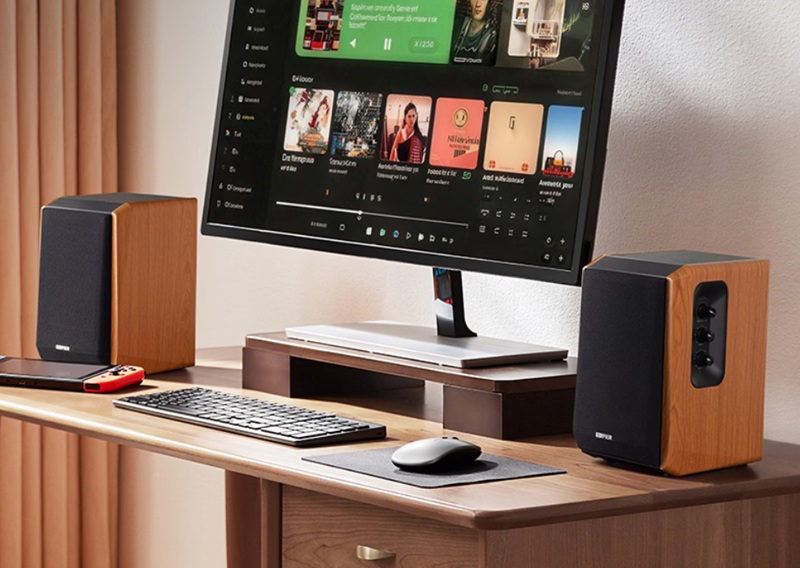 Edifier R1000TC II : cabinet MDF avec grilles amovibles et commandes sur l'enceinte active.