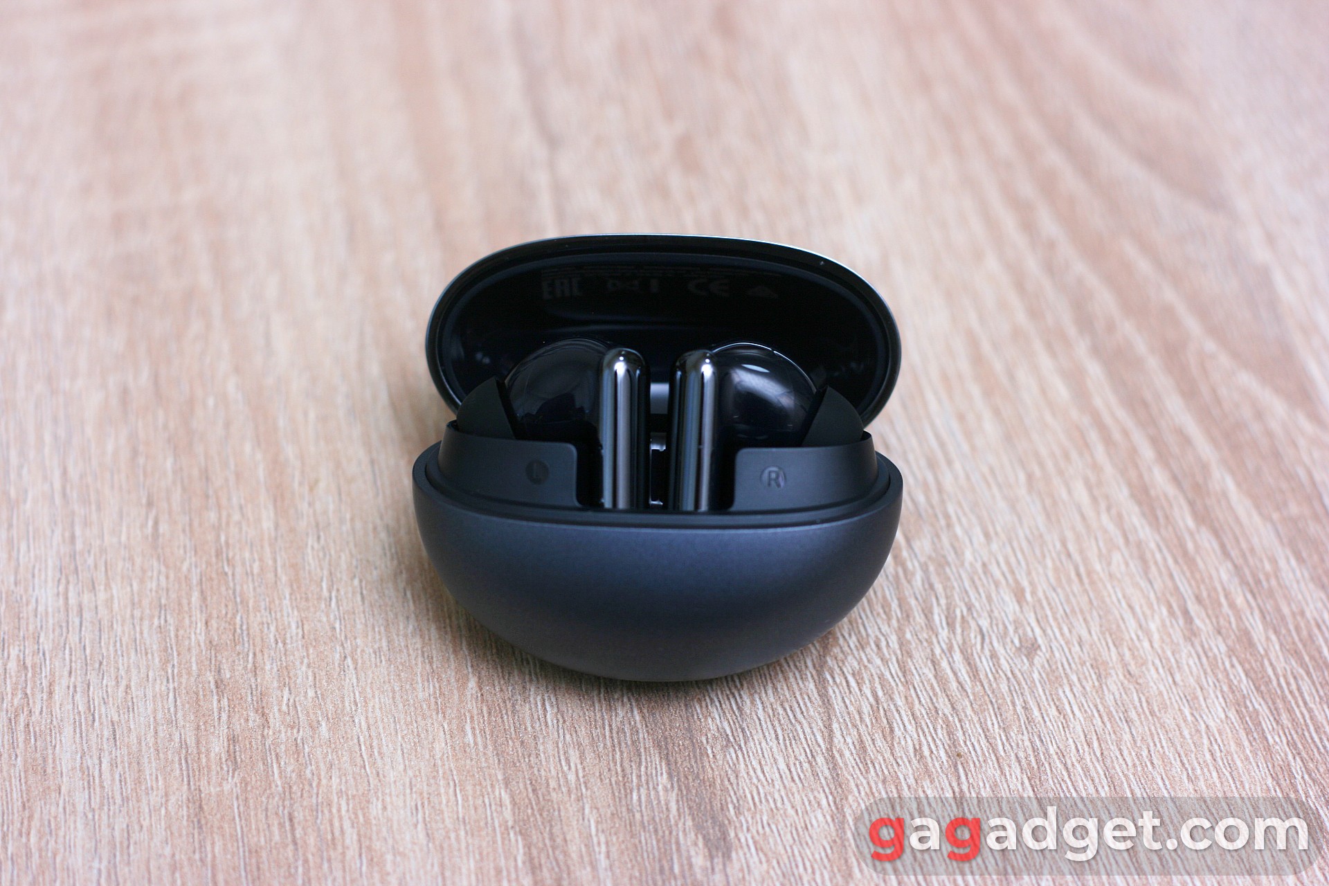 Haylou FlowBuds N55 - open charging box