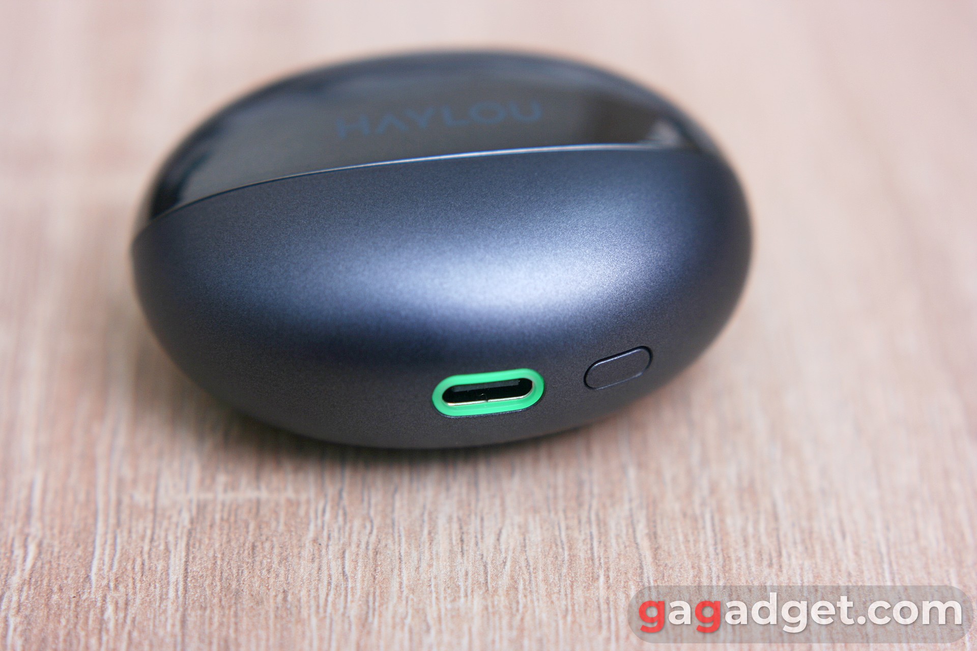 Haylou FlowBuds N55 USB-C port with LED