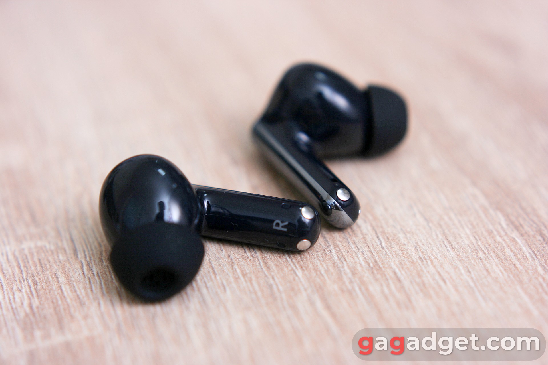 Charging contacts on Haylou FlowBuds N55 headphones