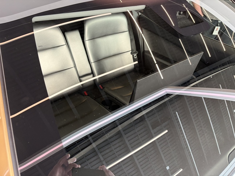 Готові автомобілі Tesla Cybercab на заводі