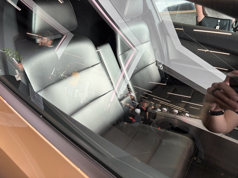 Автомобілі Cybercab для відправки на тестові майданчики