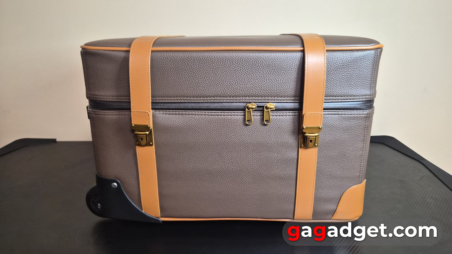 Відкритий вид валізи Hisense XR10 з проєктором