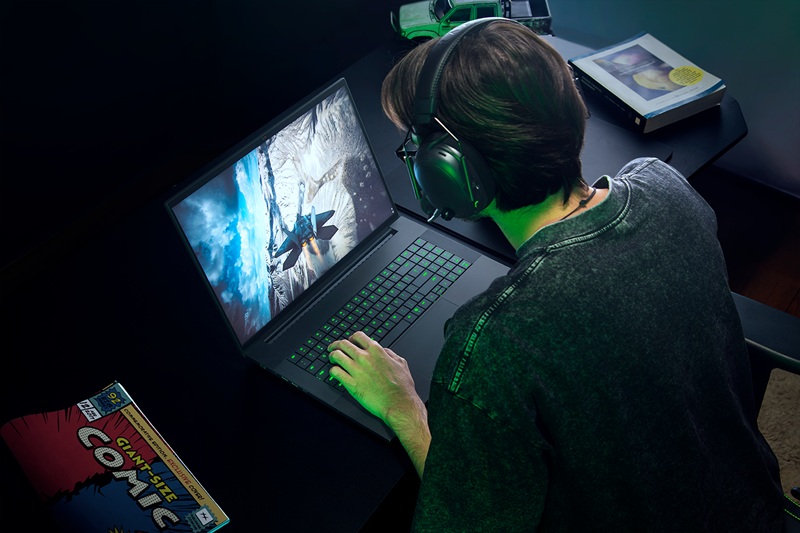 The 18-inch Dual Mode display switches between 4K/240Hz and FHD/440Hz.