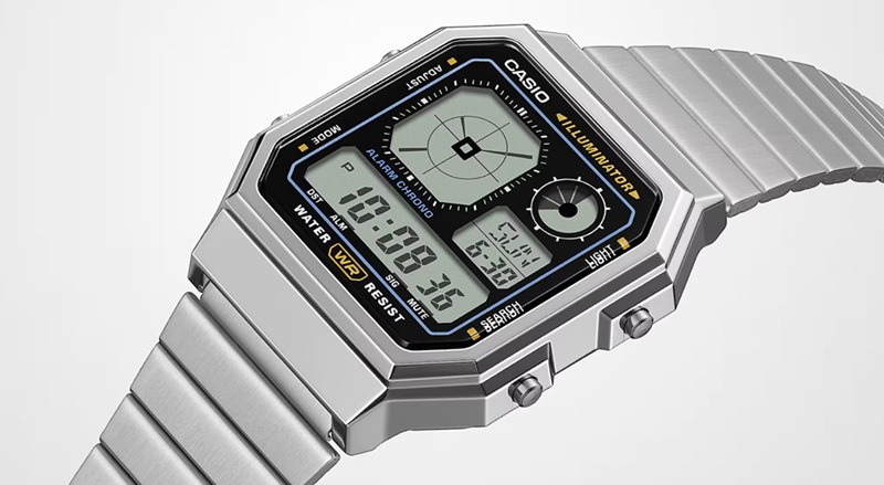 Le boîtier en résine chromée de 40,5 × 33,9 mm avec bracelet acier rappelle l'esthétique des montres Casio des années 1980.