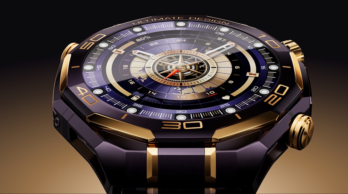 Huawei Watch Ultimate Design Royal Gold с ремешком на витрине