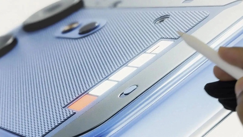 Le Nothing Phone (4b) arbore la signature visuelle de la marque : vis apparentes et Glyph Bar LED.