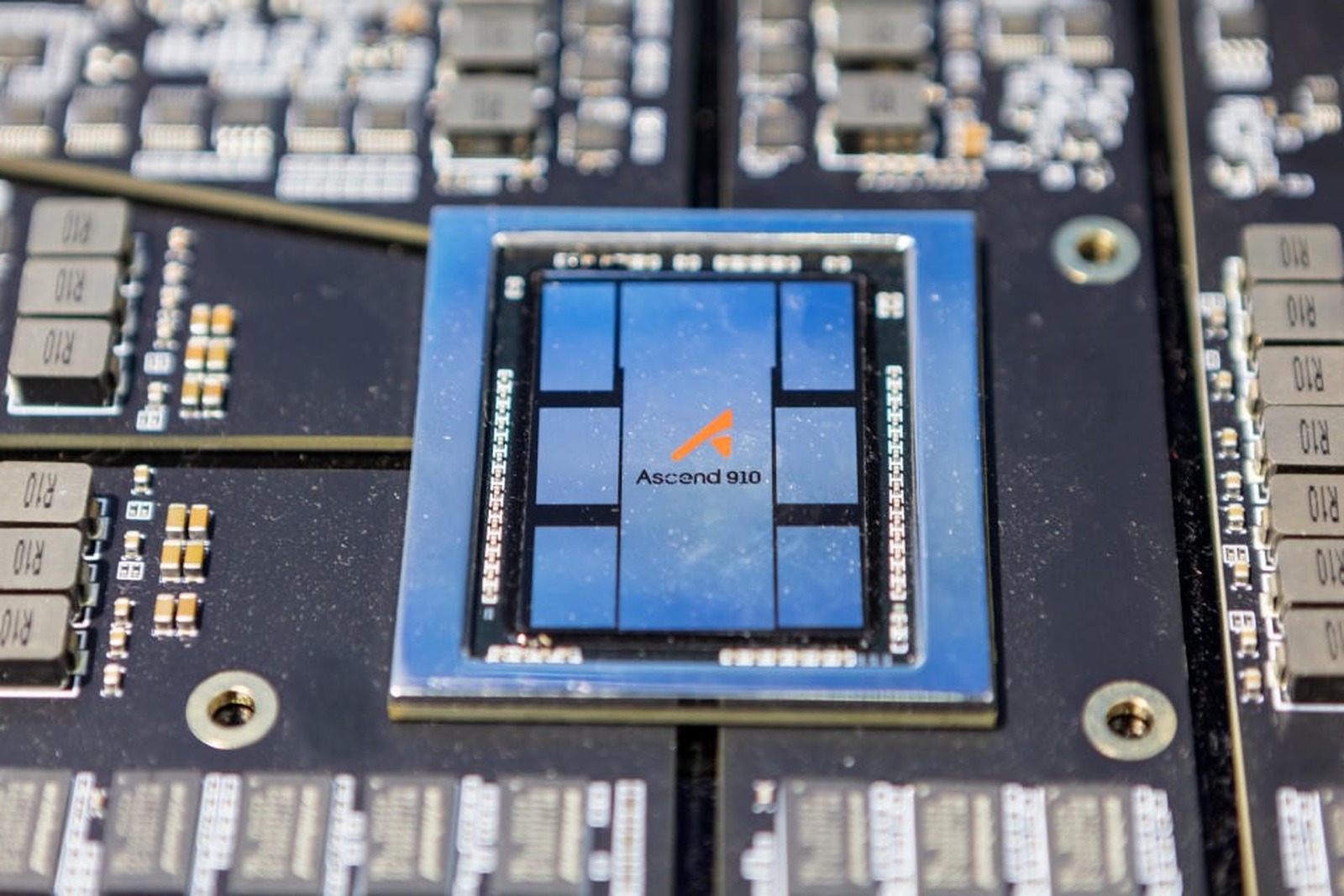 Процессор Ascend 910 на плате от Huawei