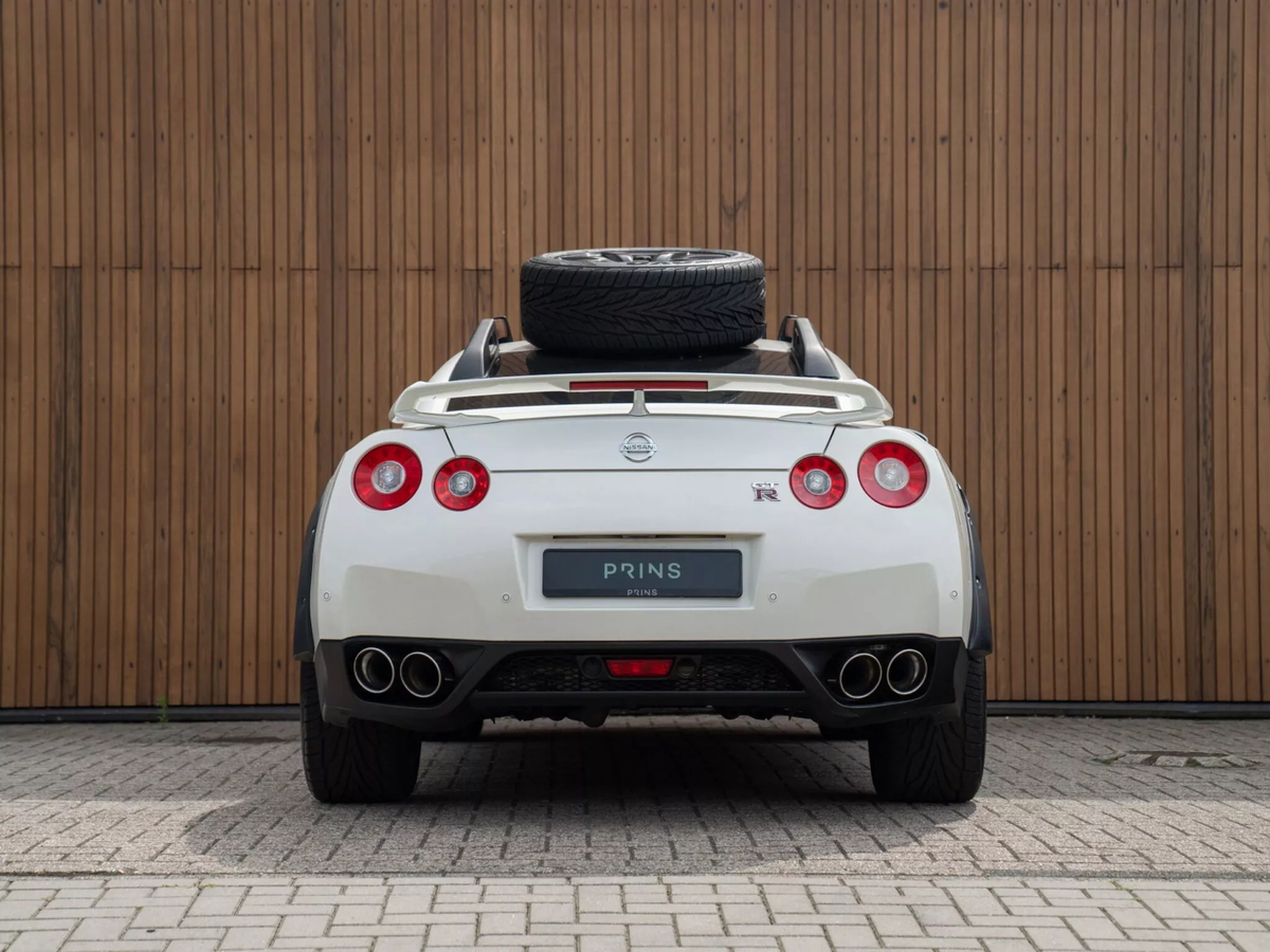 Rear view with exhaust system