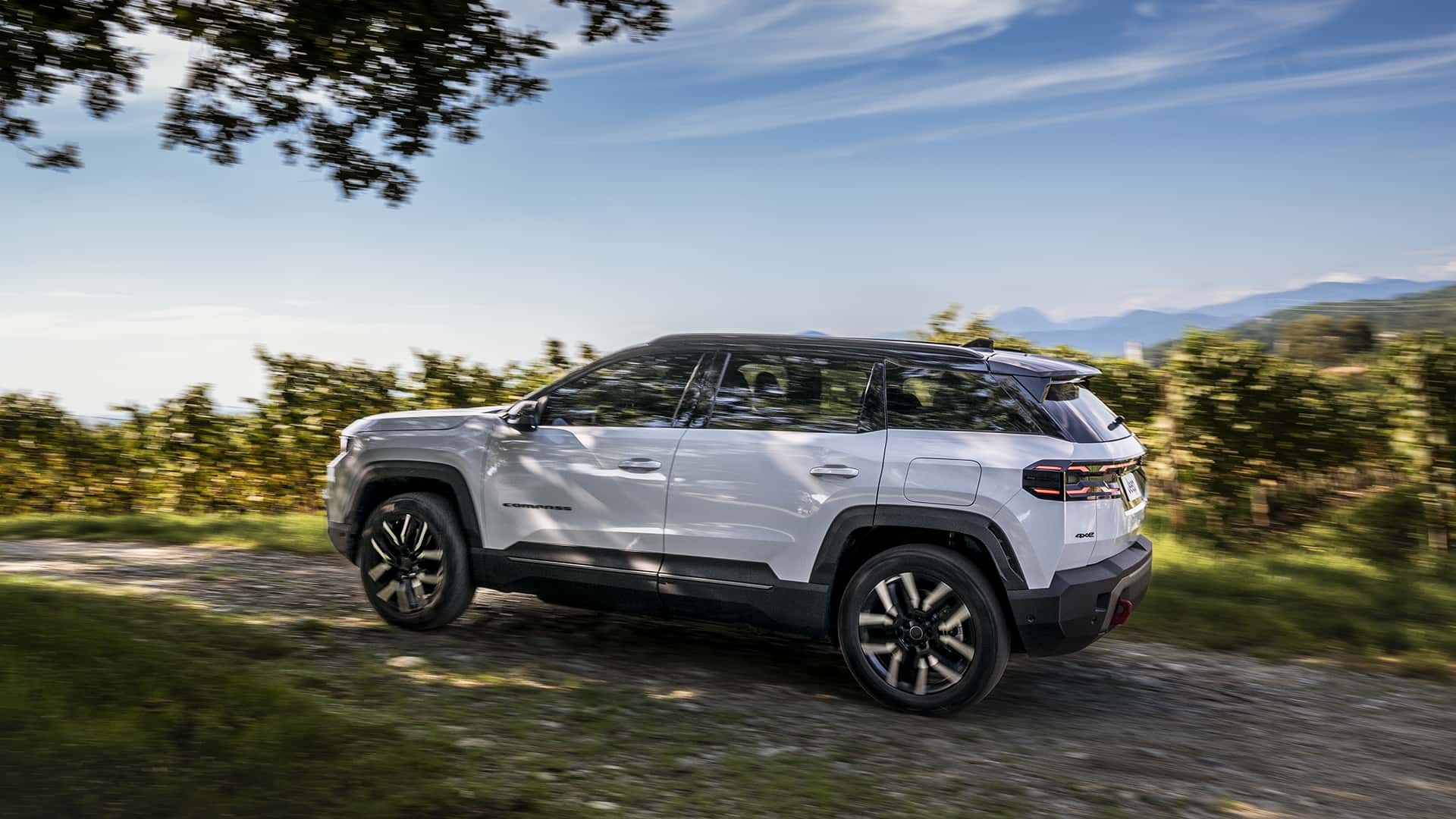 Jeep Compass 4xe 2026 - боковой вид