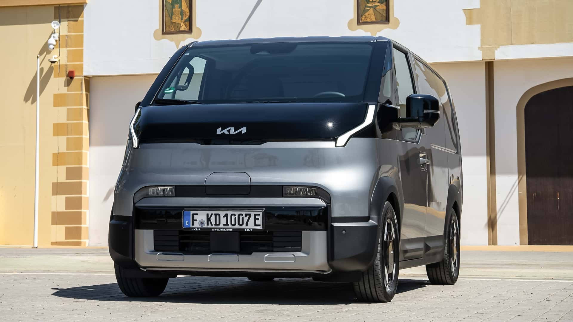 Боковой вид Kia PV5 WAV во время тестирования