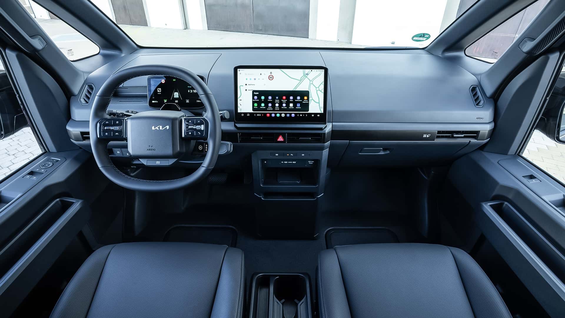 Экстерьер Kia PV5 WAV во время ветреной погоды