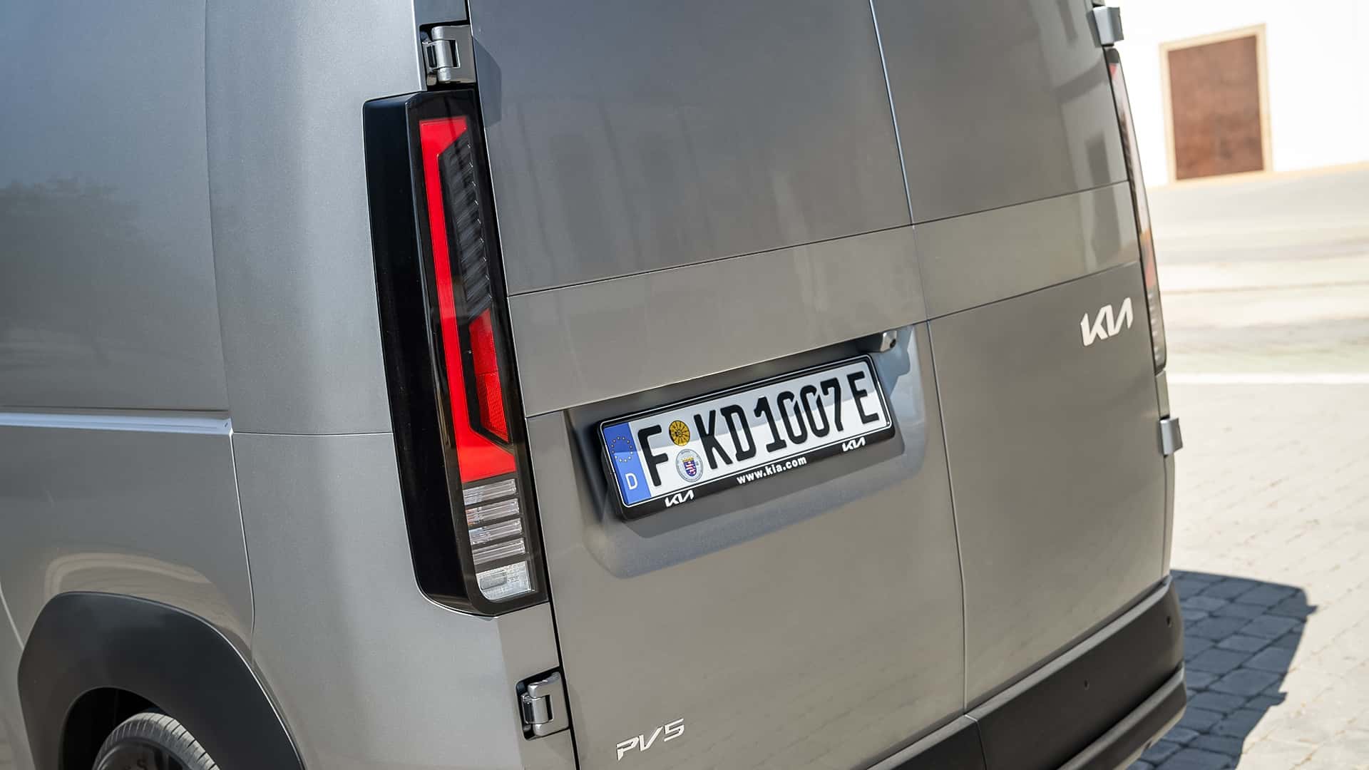 Kia PV5 WAV на парковке