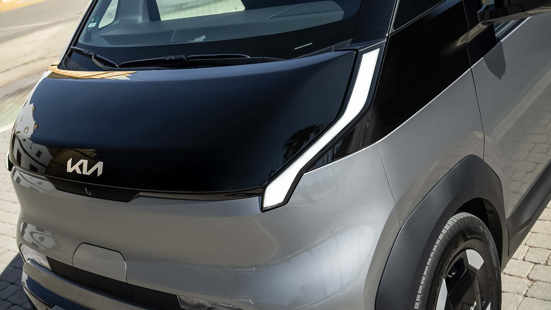 Kia PV5 WAV с персоналом во время тестирования