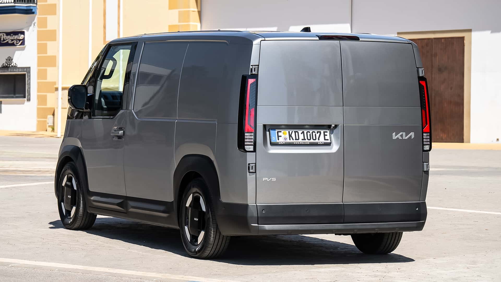 Инженерная команда во время тестирования Kia PV5 WAV