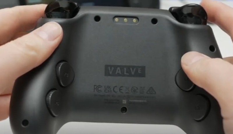 Les quatre boutons arrière et les pavés tactiles sont les principales nouveautés ergonomiques de la manette.