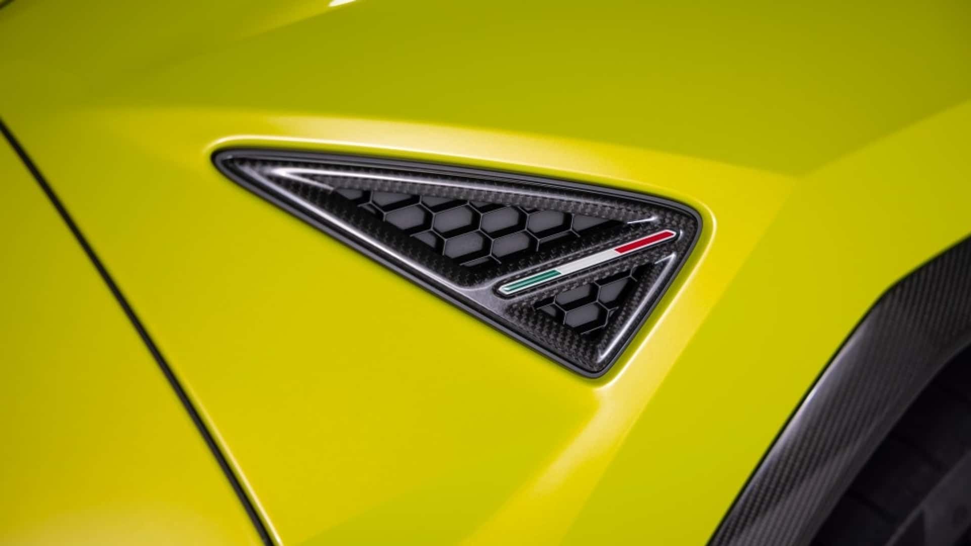 Lamborghini Urus SE Performante вид спереди сзади