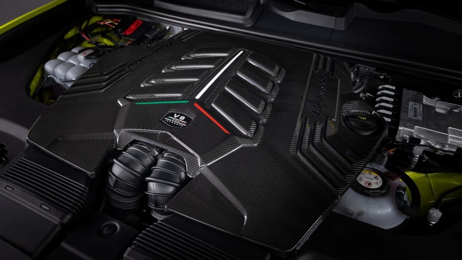 Lamborghini Urus SE Performante вид на капот