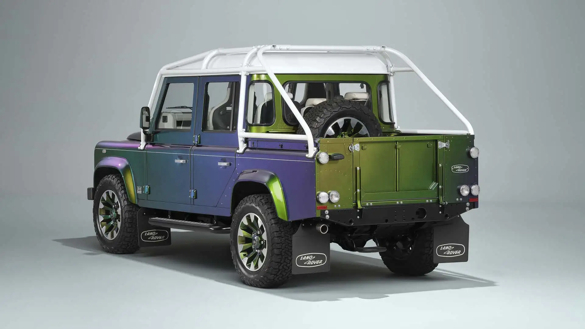 Версія пікап у хамелеоновому забарвленні. Фото: Land Rover
