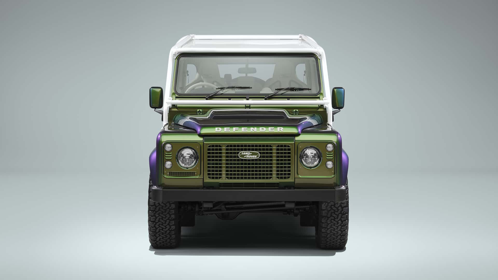 Версія пікап у хамелеоновому забарвленні. Фото: Land Rover