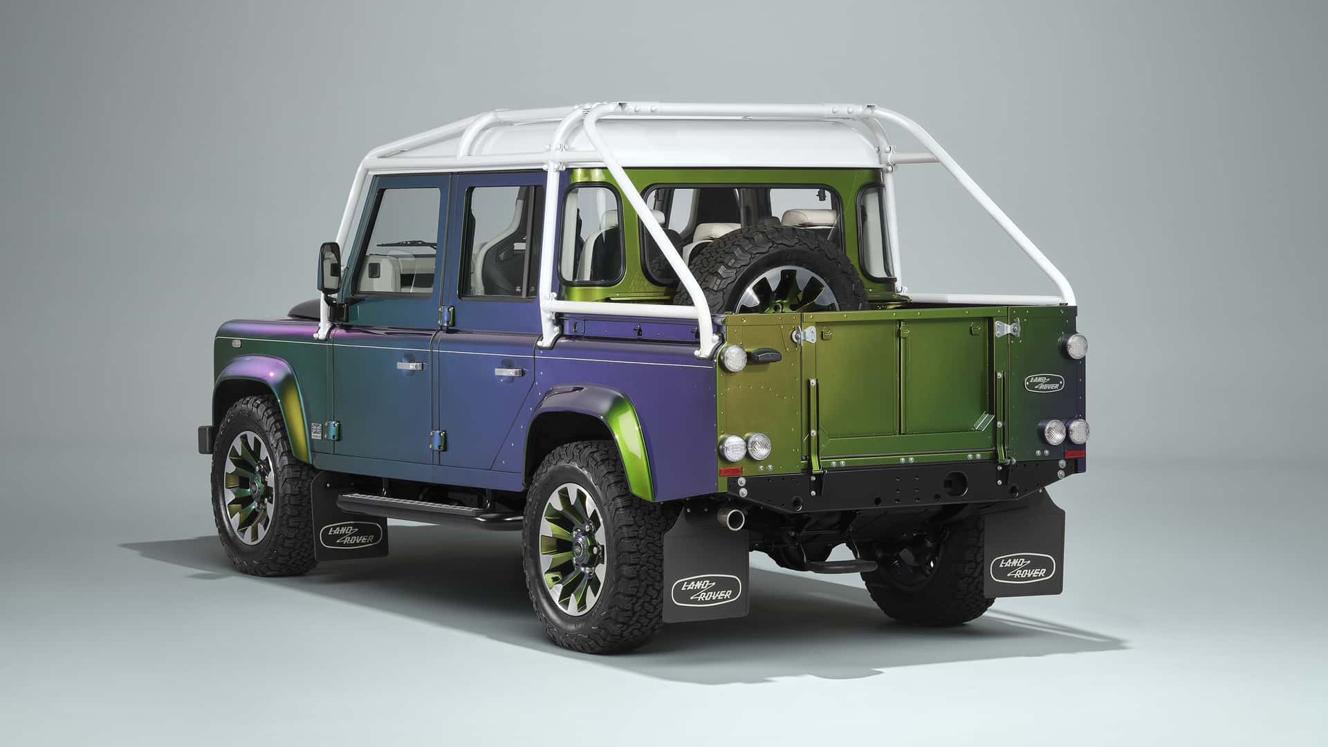 Версія пікап у хамелеоновому забарвленні. Фото: Land Rover