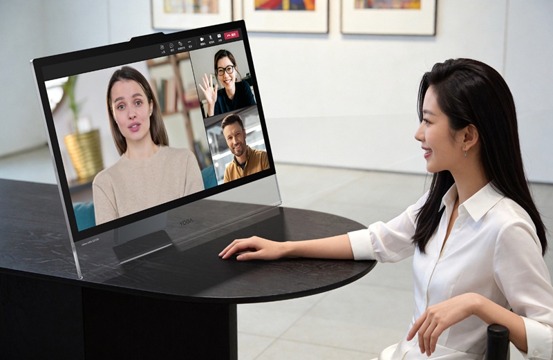 Le design du Yoga 32 Ultra Aura, avec son socle à rétroéclairage RGB et ses accessoires sans fil inclus.