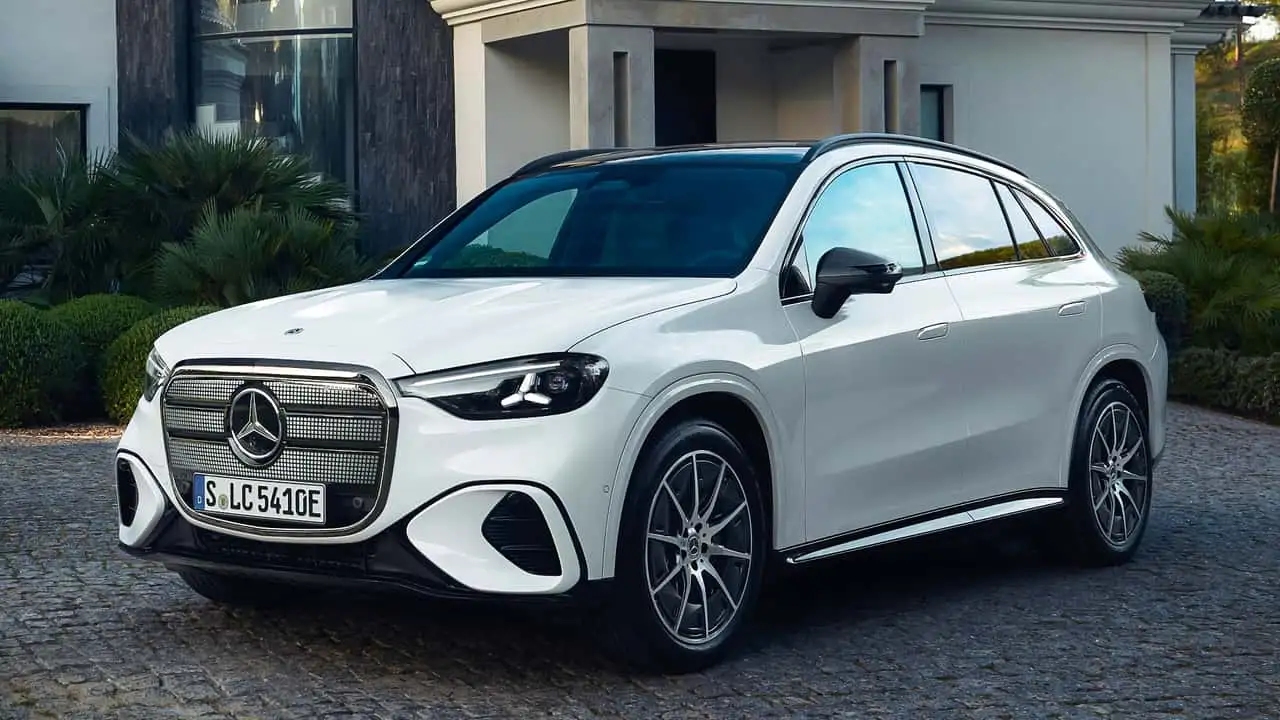 Електричний кросовер Mercedes-Benz GLC у профілі