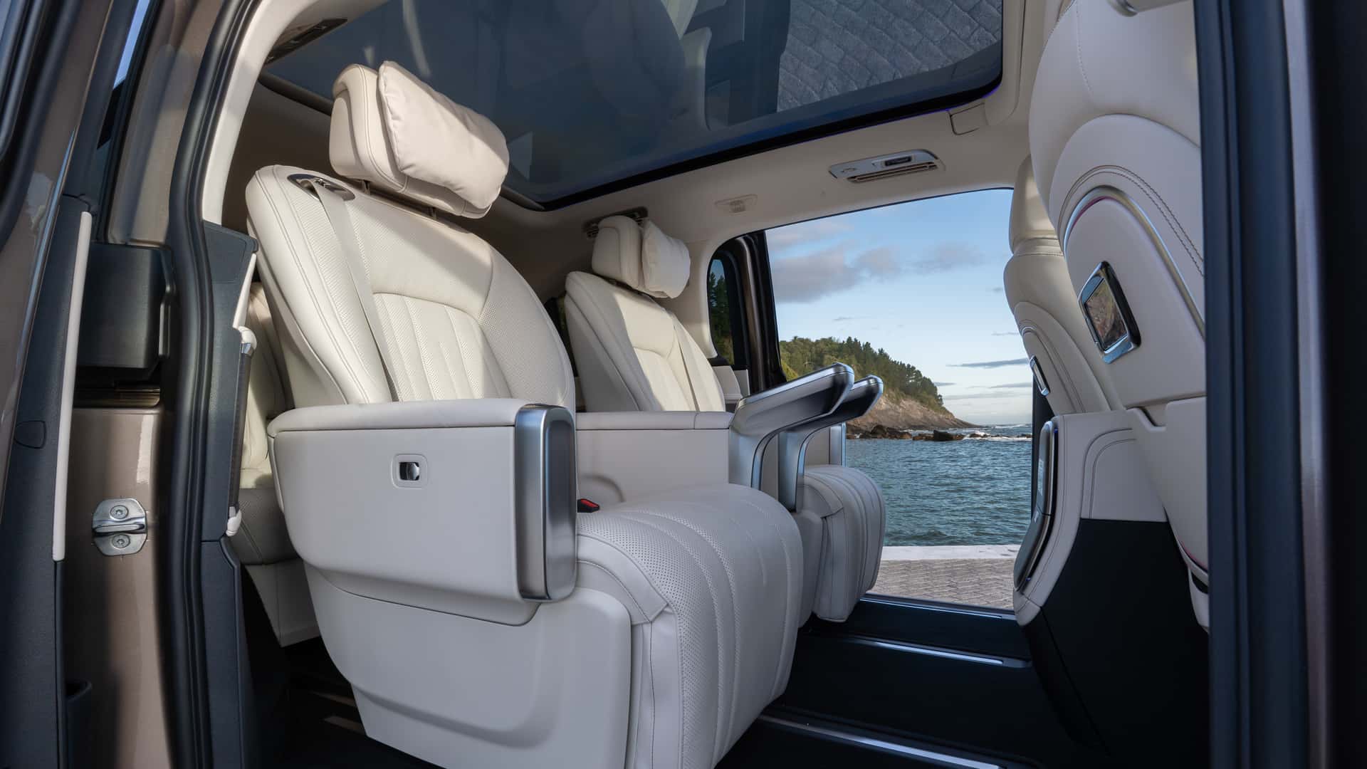Mercedes VLE 2026 dashboard design